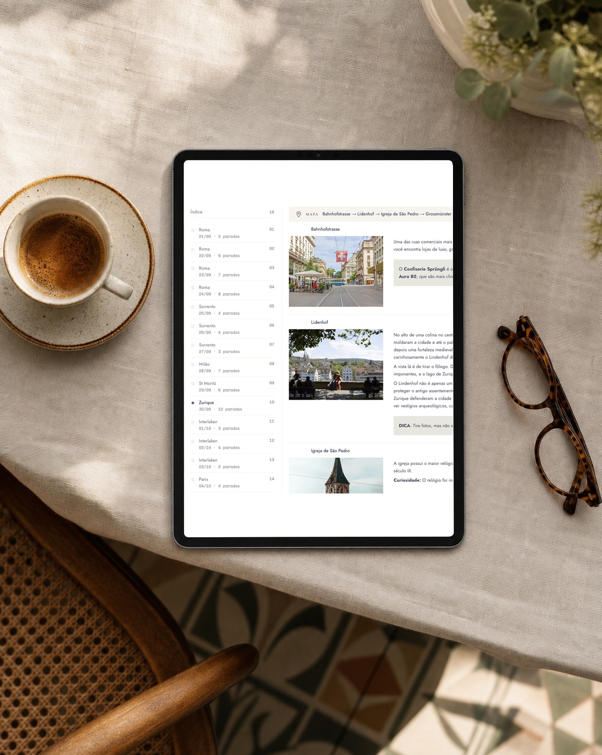 Tablet sobre uma mesa de café exibindo o roteiro real de um cliente, com índice de dias e fotos dos passeios