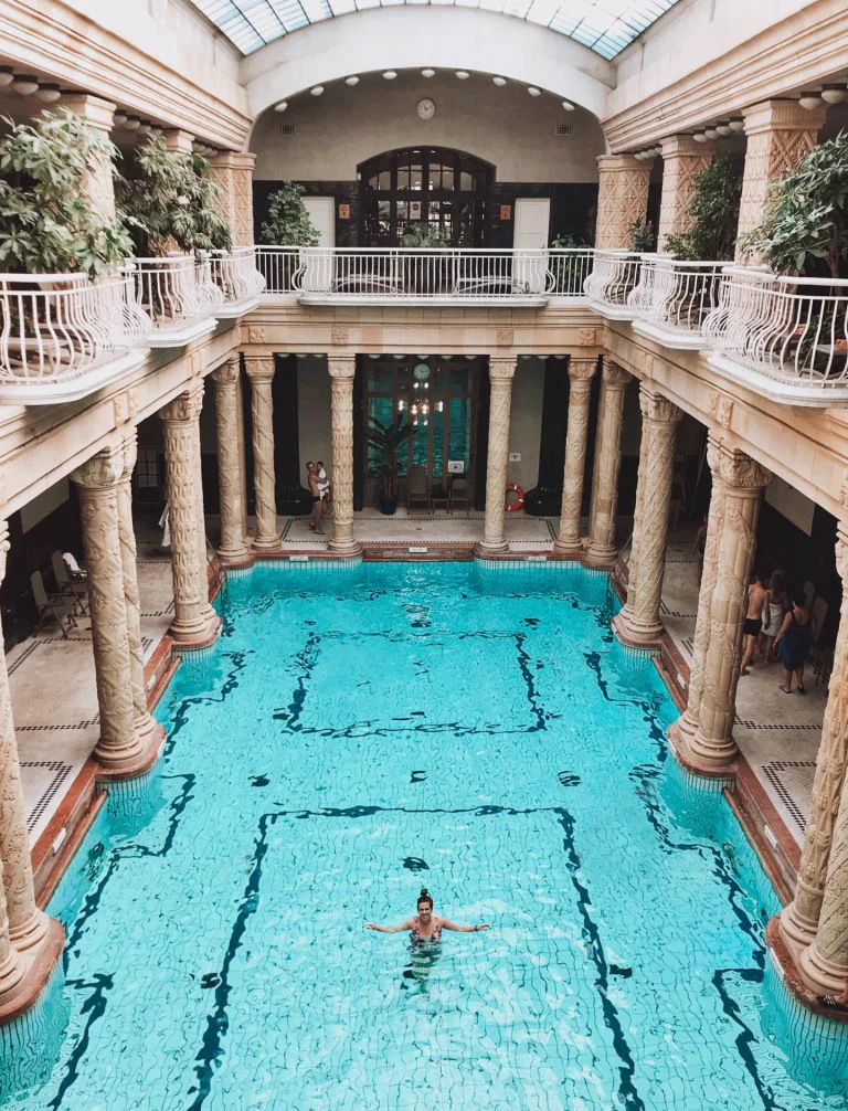 Piscina termal cercada por colunas históricas em Budapeste, roteiro personalizado em Budapeste, Hungria