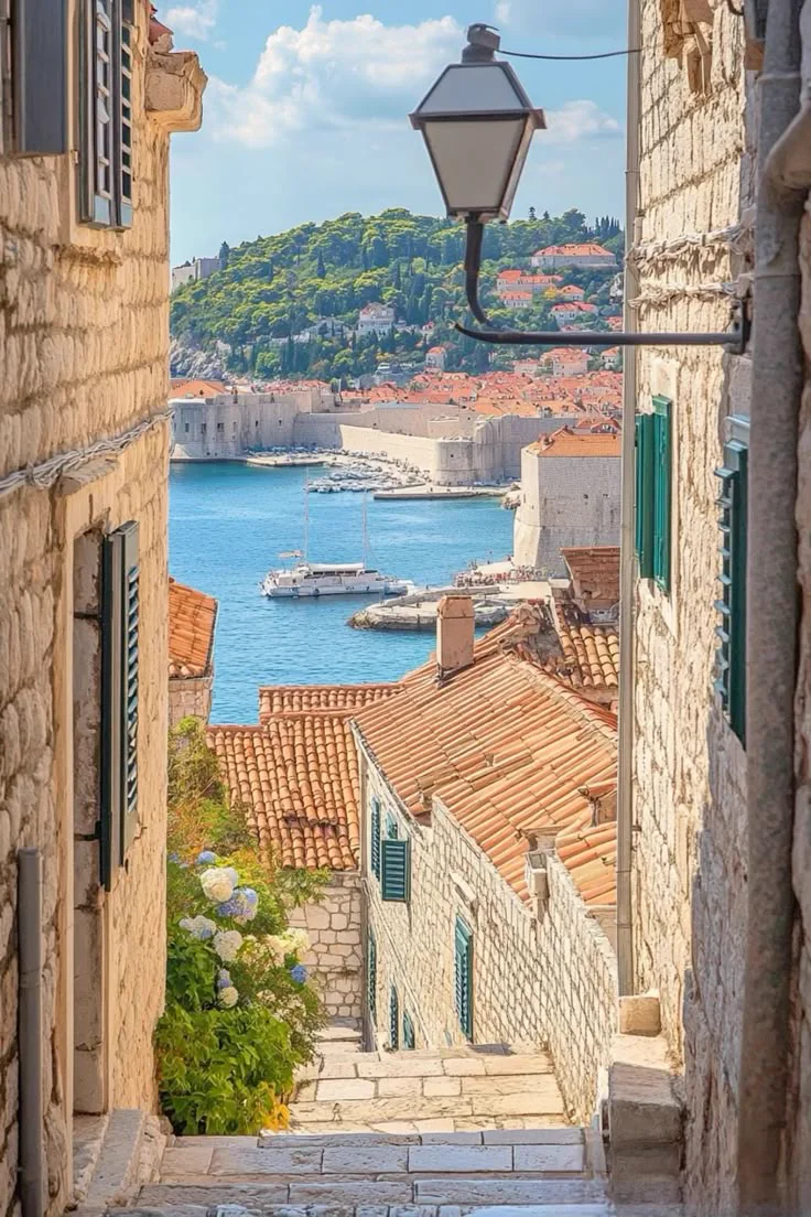 Rua de pedra com vista para os telhados, muralhas e mar de Dubrovnik, roteiro personalizado em Dubrovnik e Hvar, Croácia