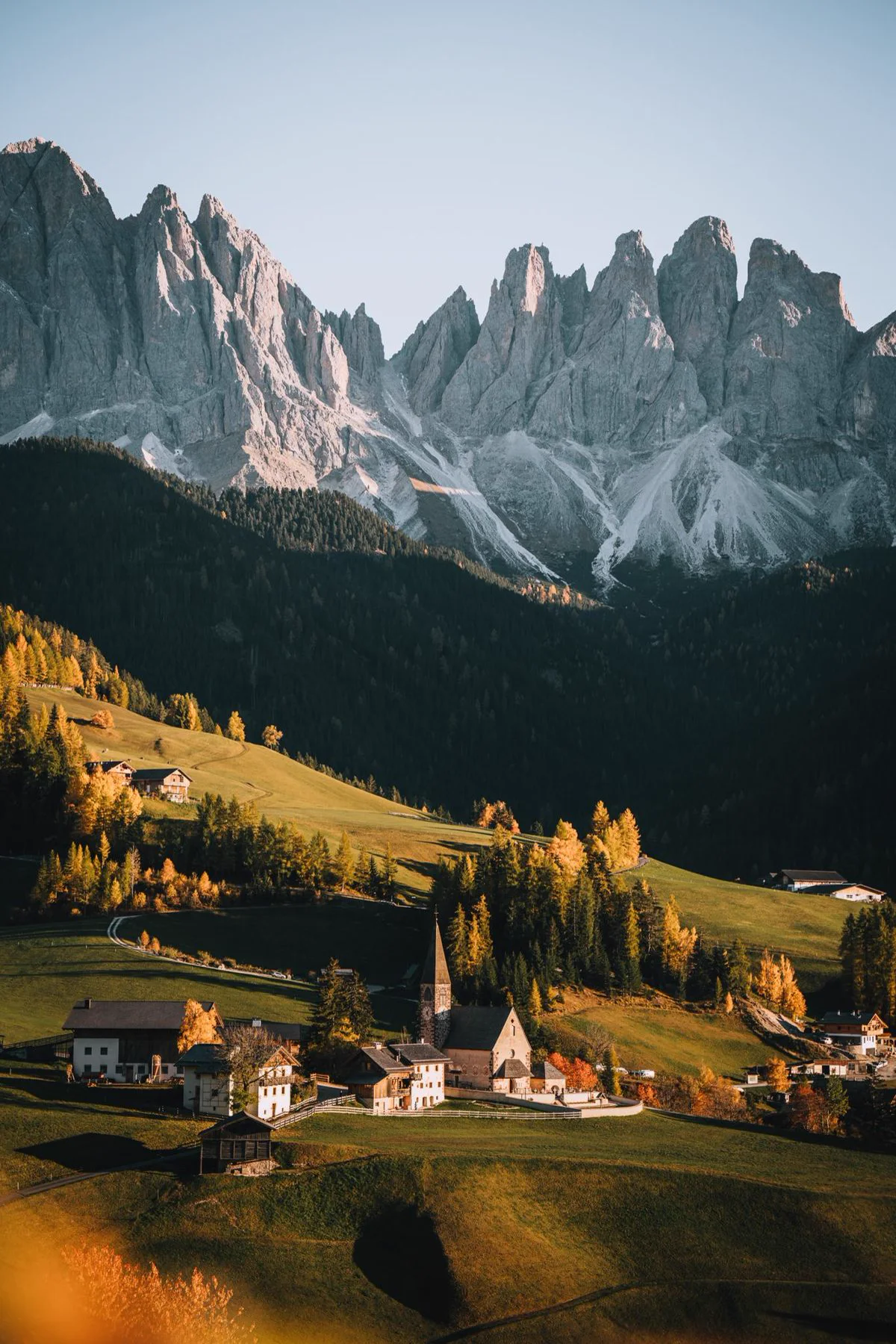 Vilarejo entre campos de outono e picos das Dolomitas, roteiro personalizado nas Dolomitas, Itália