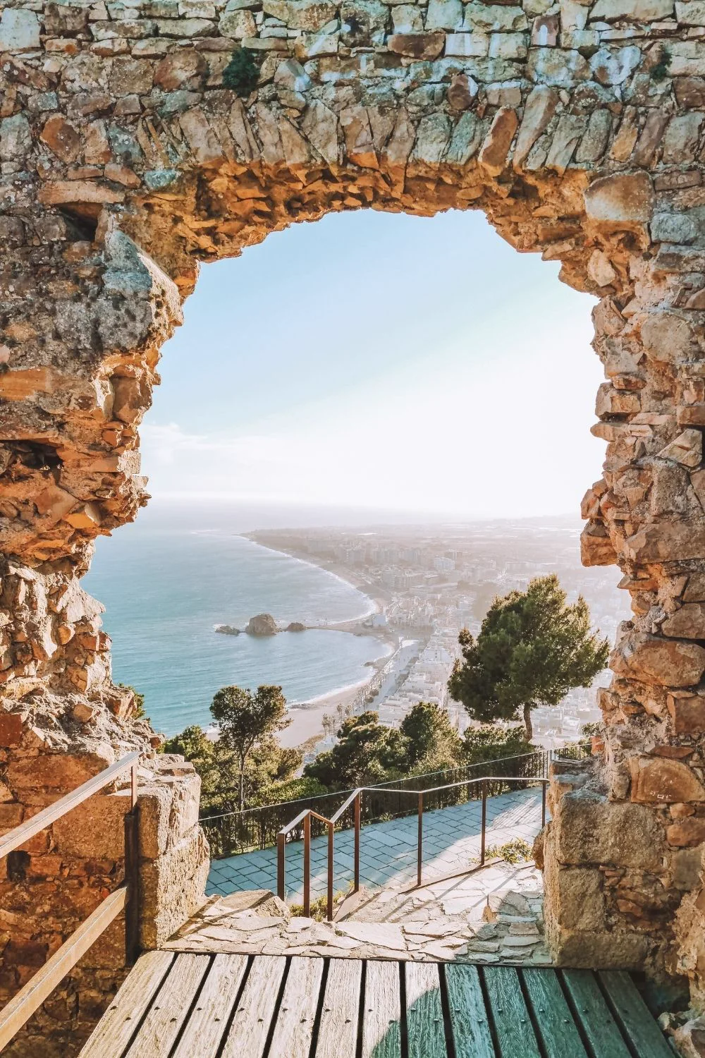 Vista do litoral da Costa Brava através de um arco de pedra, roteiro personalizado em Costa Brava, Espanha