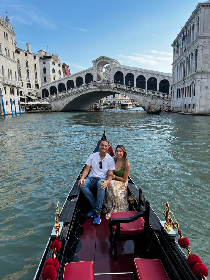 Layla e Bruno em um passeio de gôndola em Veneza