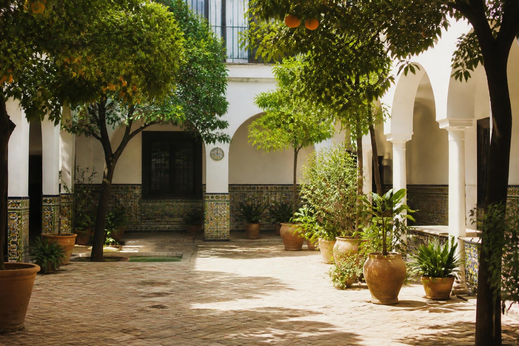 Pátio com laranjeiras e azulejos na Andaluzia, roteiro personalizado em Andaluzia, Espanha