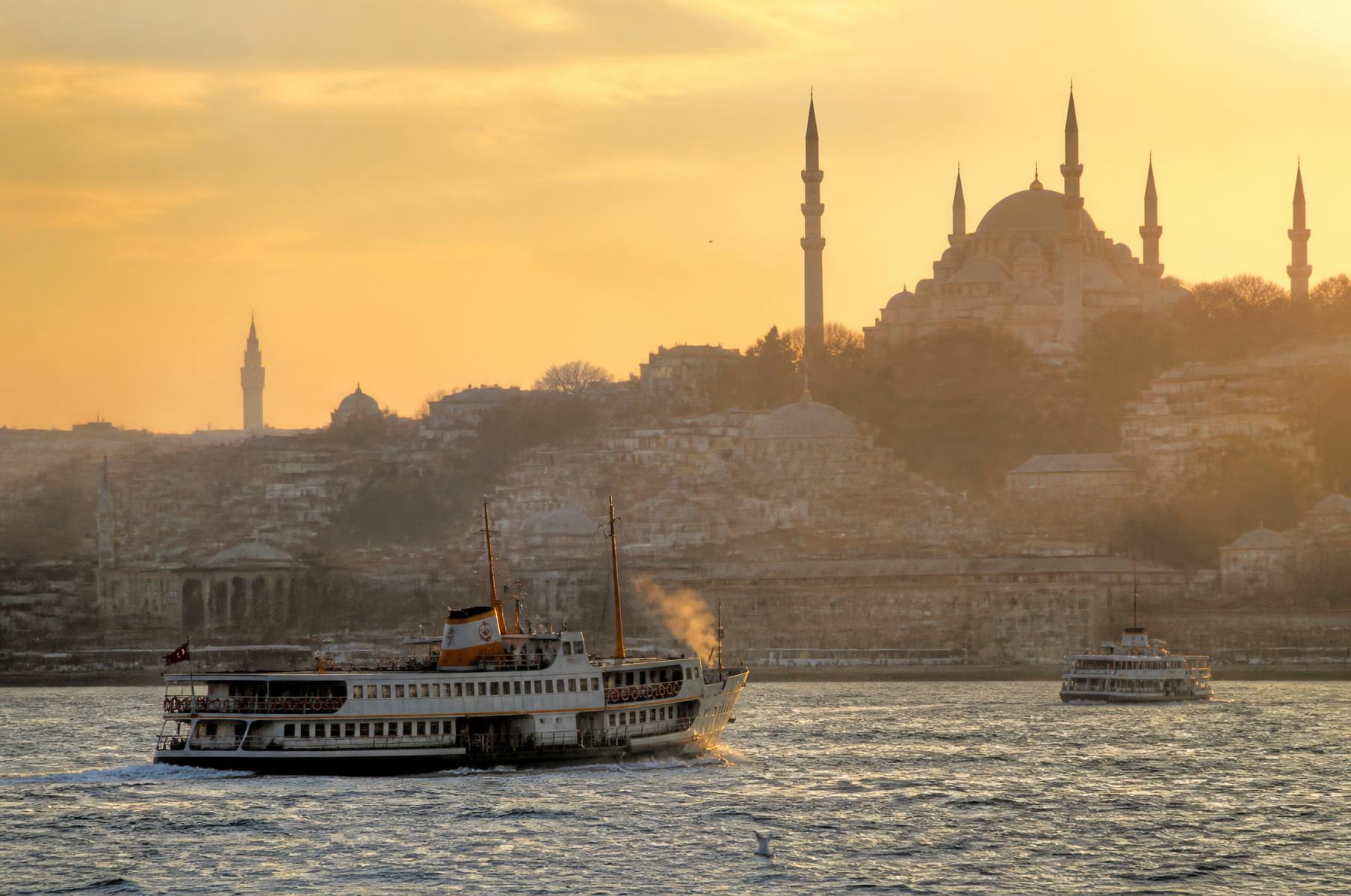 Barcos no Bósforo com as cúpulas e minaretes de Istambul ao pôr do sol, roteiro personalizado em Istambul, Turquia