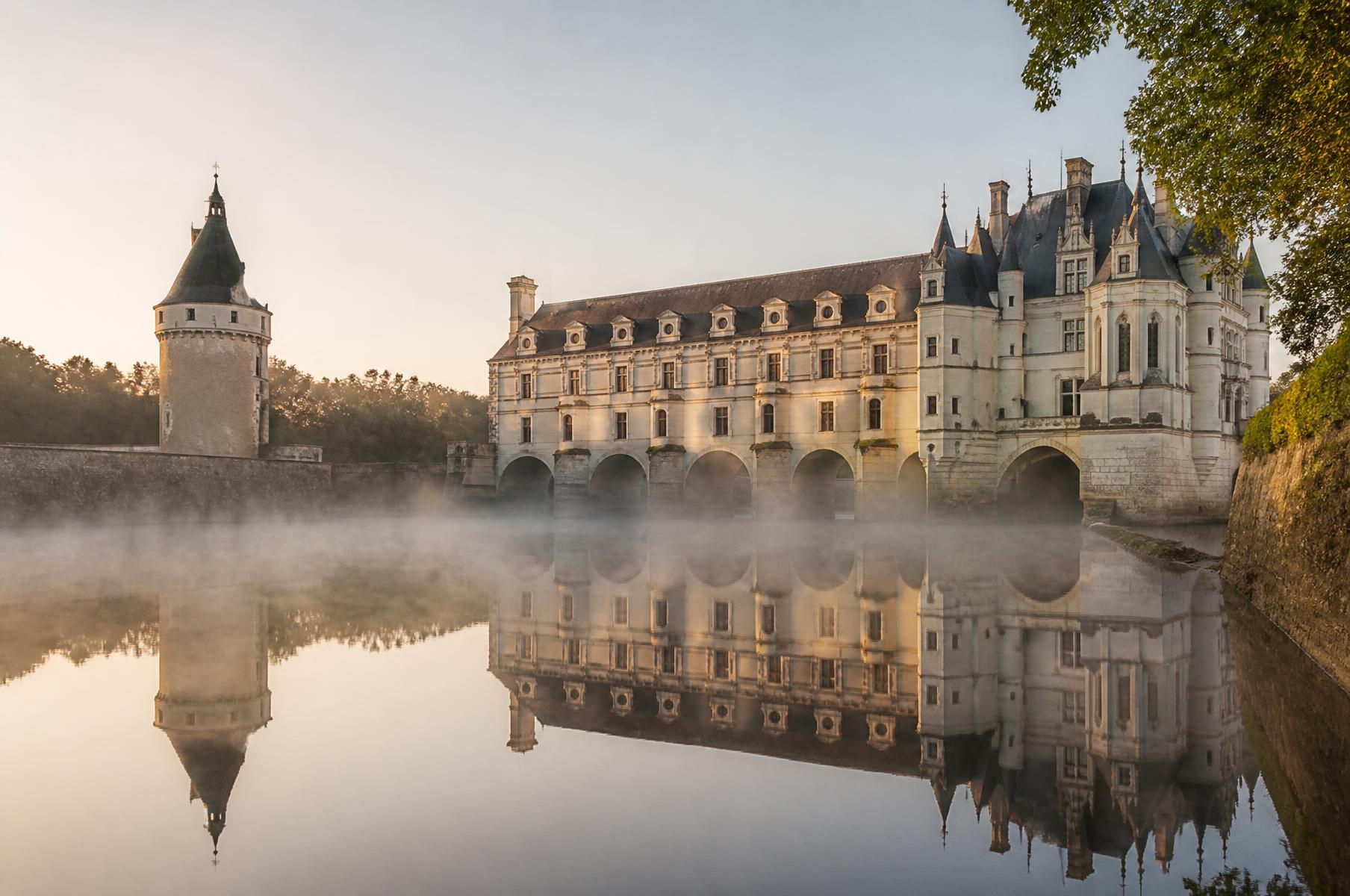 Castelo de Chenonceau refletido no rio ao amanhecer, roteiro personalizado no Vale do Loire, França